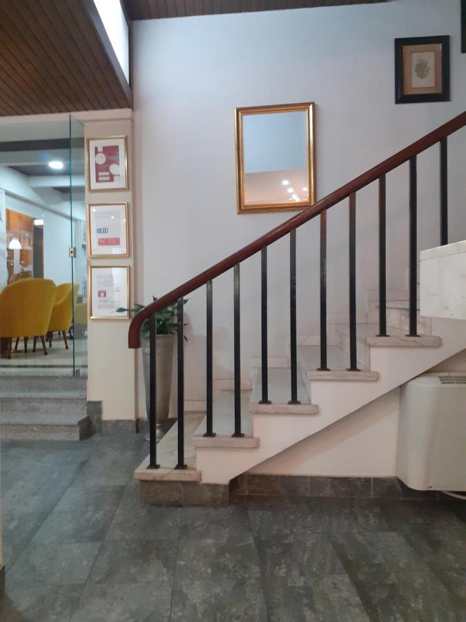Hotel Square Serta Luaran gambar