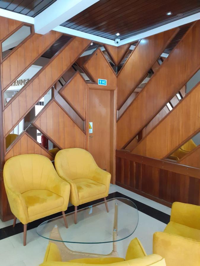 Hotel Square Serta Luaran gambar